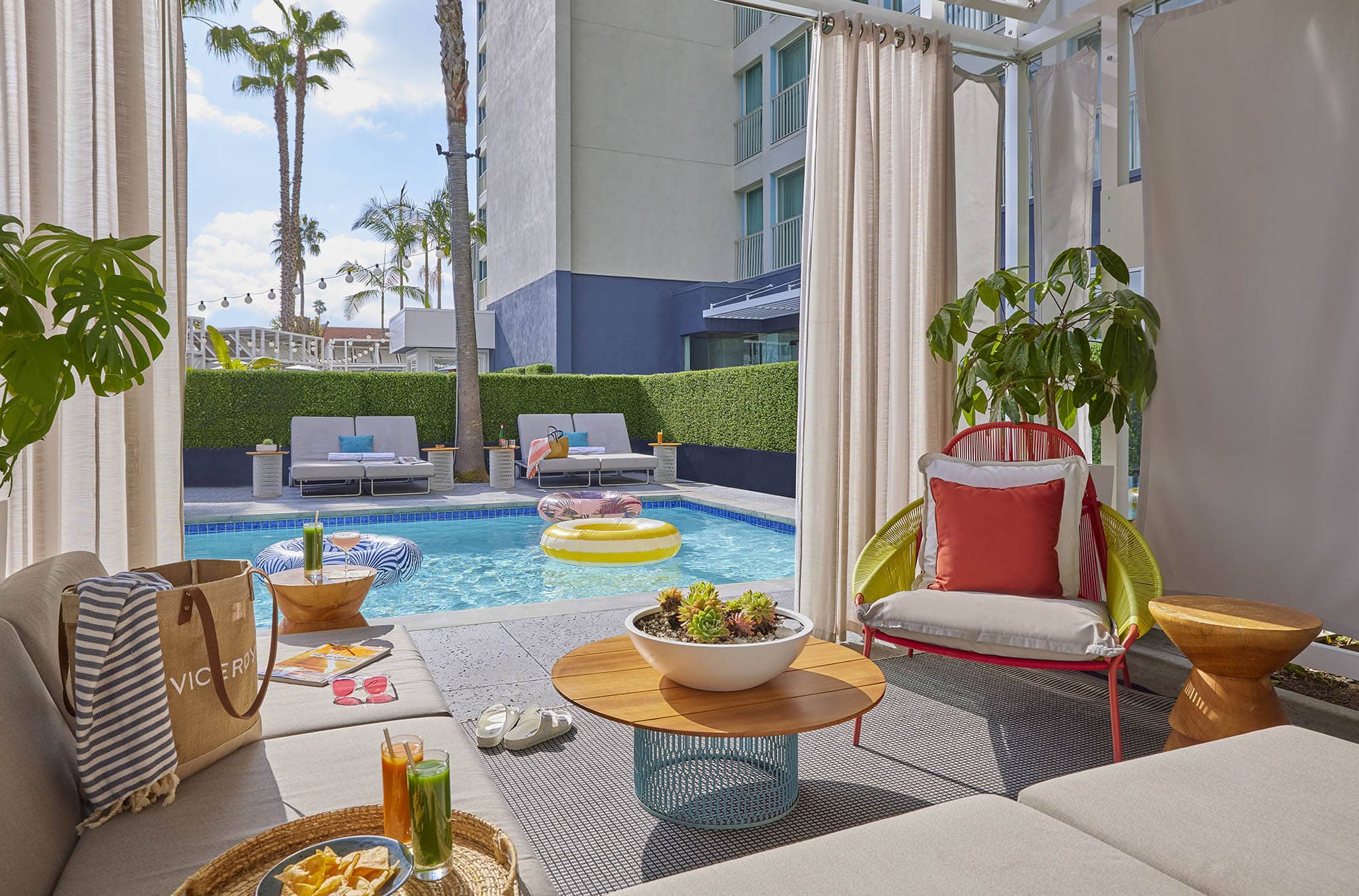 Eine Cabana am Pool des Viceroy Santa Monica Hotels in Santa Monica. Kalifornien