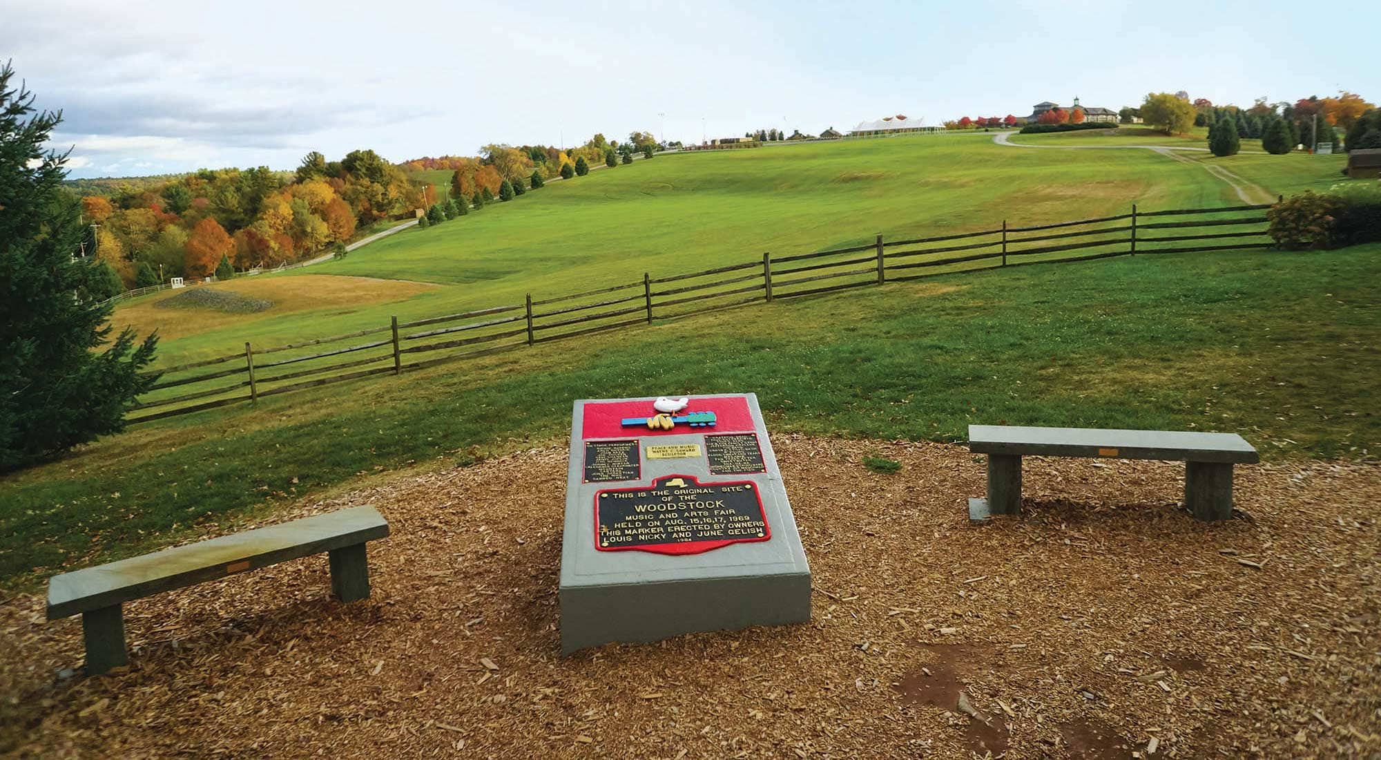 Placa conmemorativa del Festival Woodstock y Arte Woodstock de 1969, en el Bethel Woods Center for the Arts, en Bethel, Nueva York