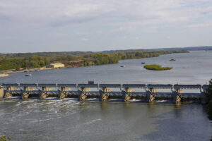 Écluse et barrage de la roche affamée sur le Illinois Rivière dans Illinois« Corridor du patrimoine