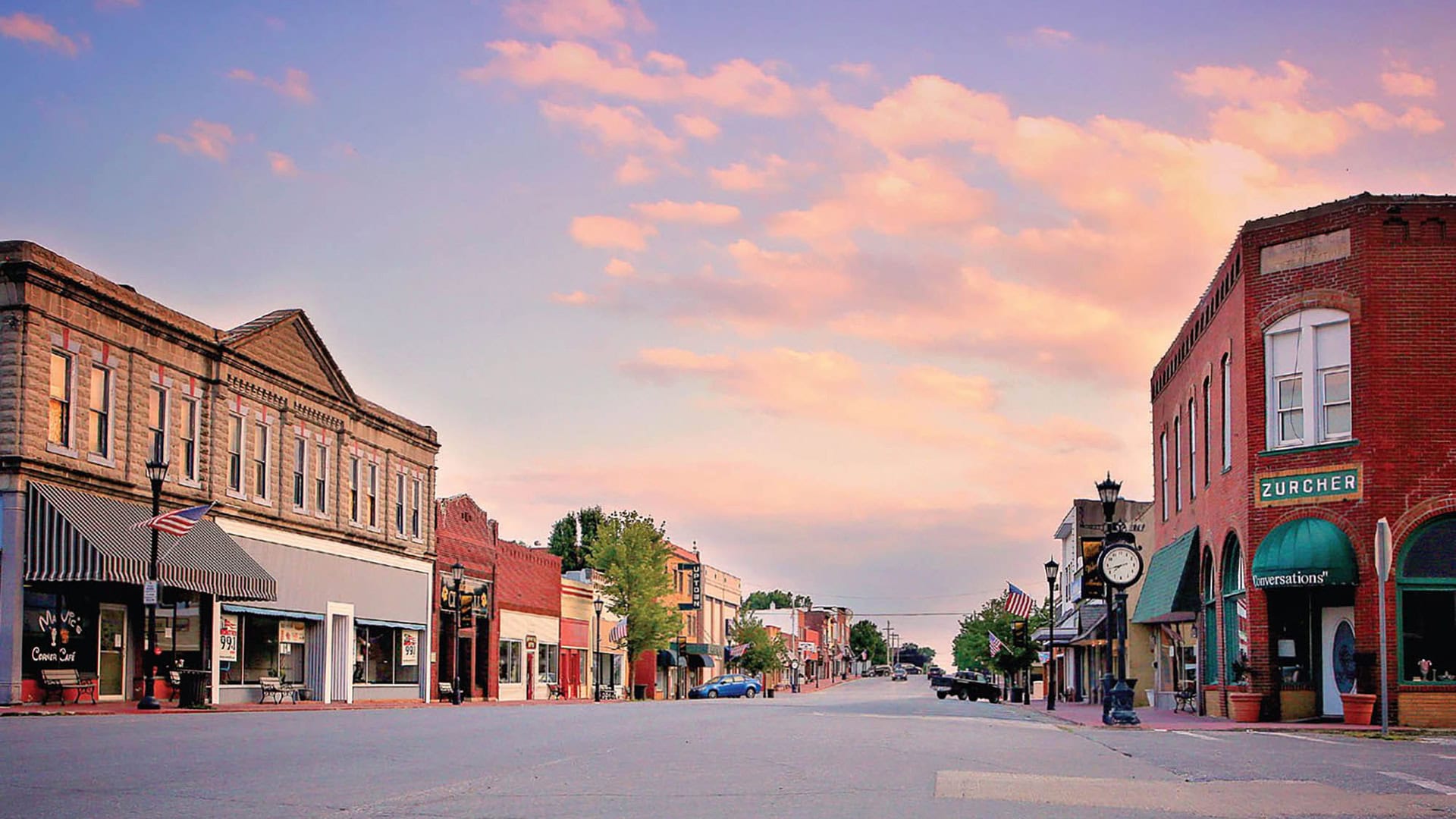 Sonnenuntergang über dem Stadtzentrum von Marcelline, Missouri