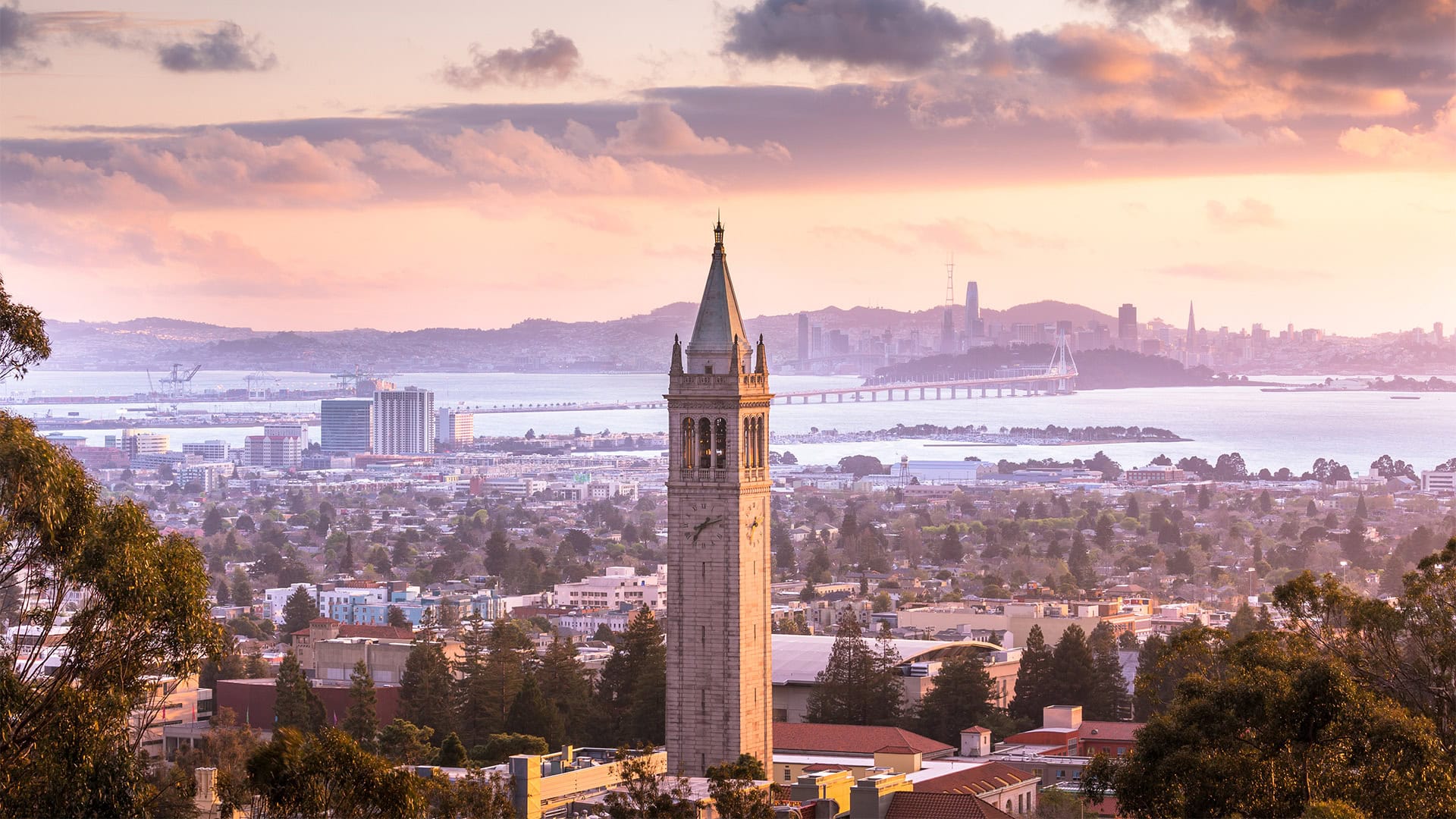 La Torre Sather, situada en el campus de la Universidad de California, en Berkeley, se alza imponente sobre Berkeley, California