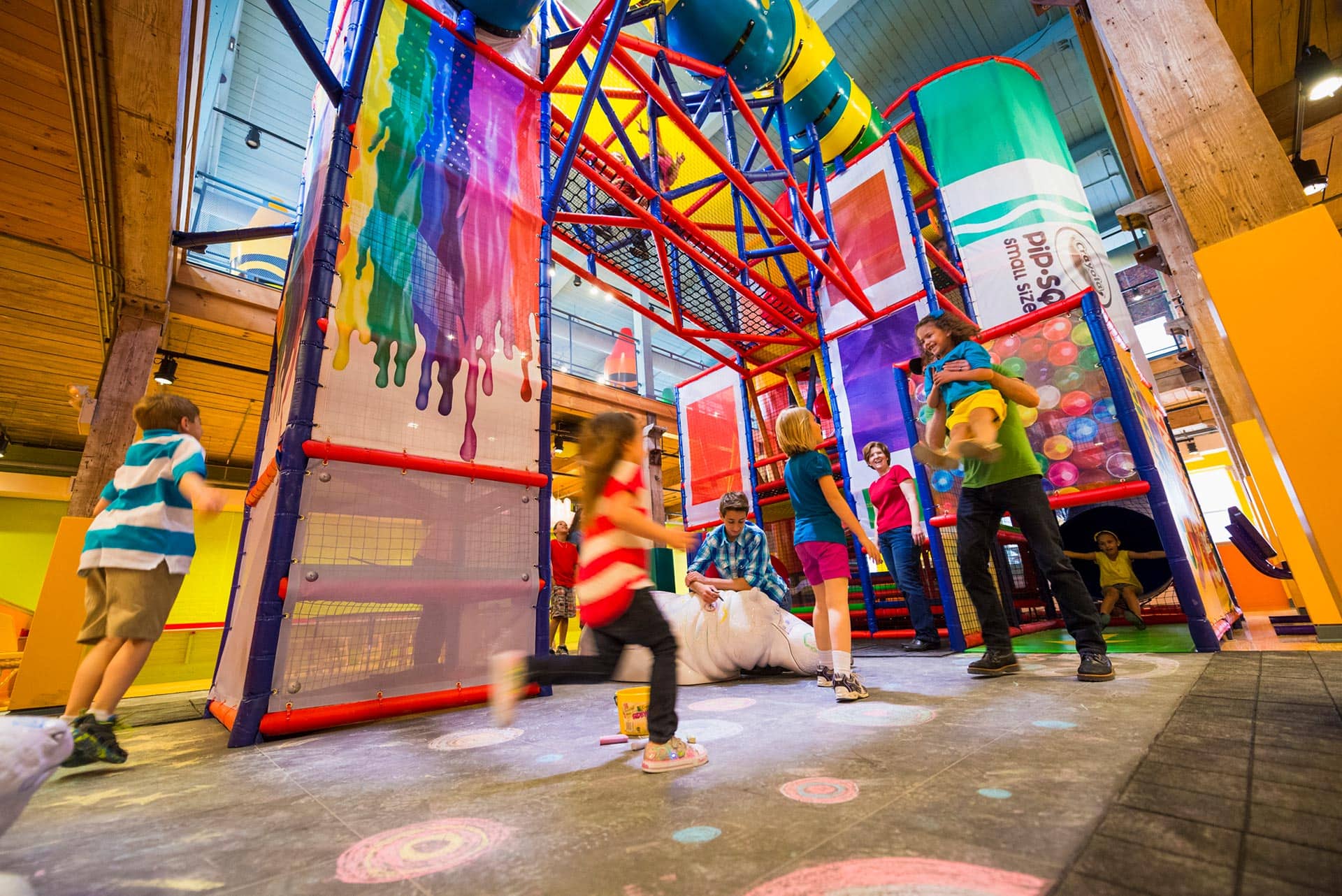 Des enfants jouant au « Color Playground » au sein de l'Mall of America , à Bloomington, Minnesota