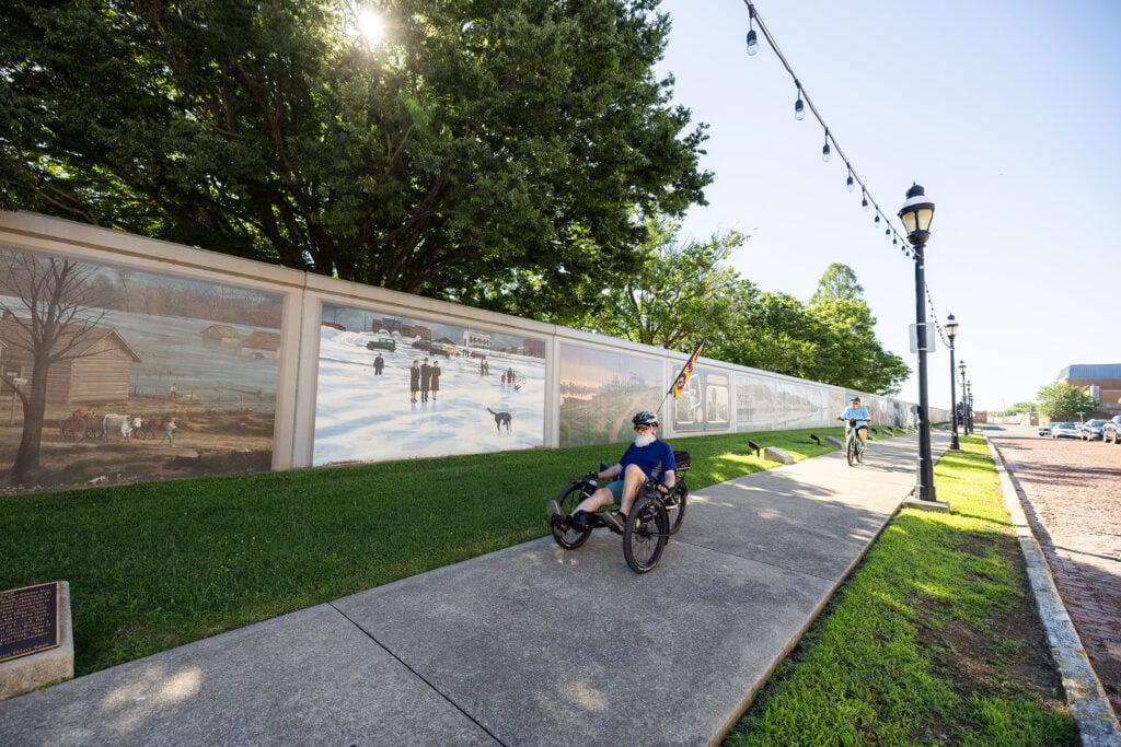 Des cyclistes sur les berges à Paducah, dans le Kentucky