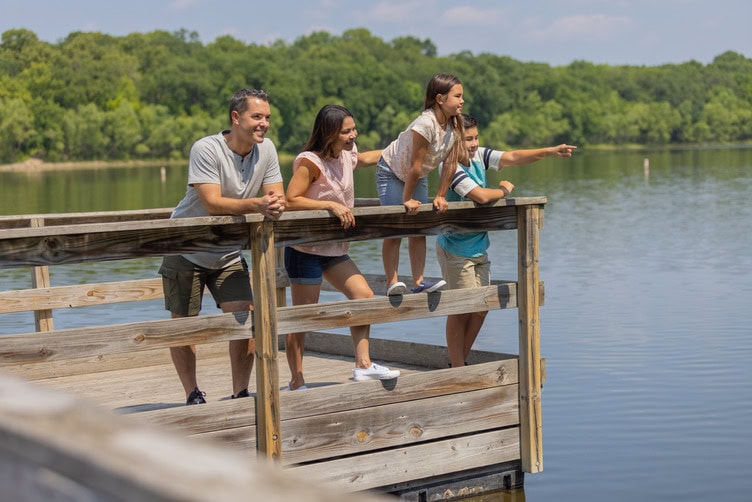 Une famille sur un quai au Bush Lake Park, à Bloomington, Minnesota