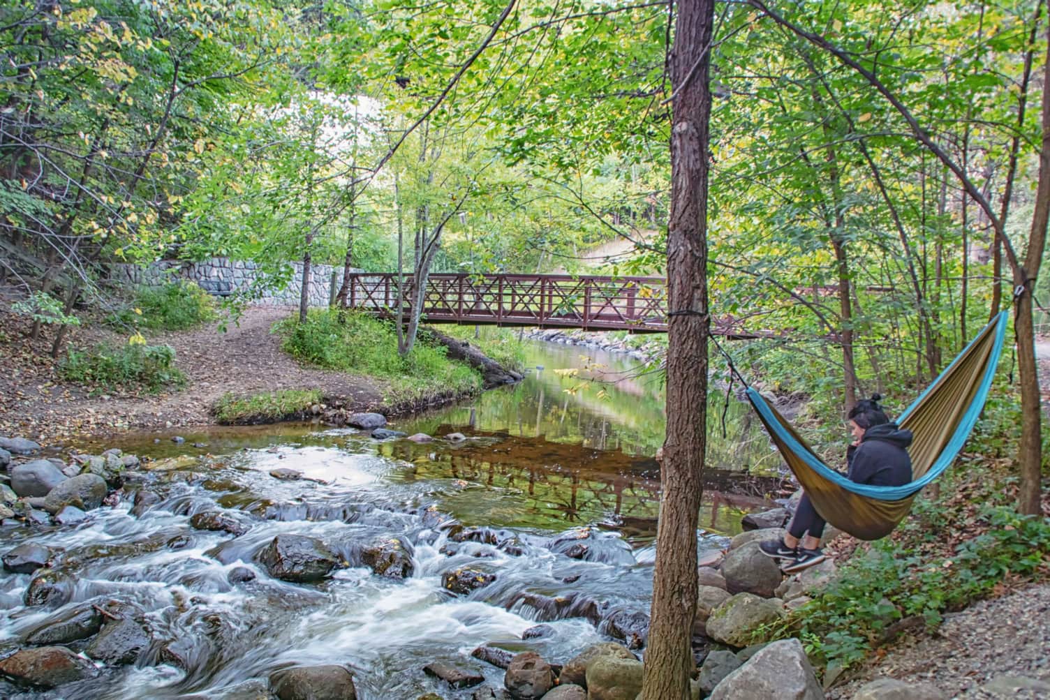 Femme assise au bord d'un ruisseau au parc Moir, à Bloomington, Minnesota