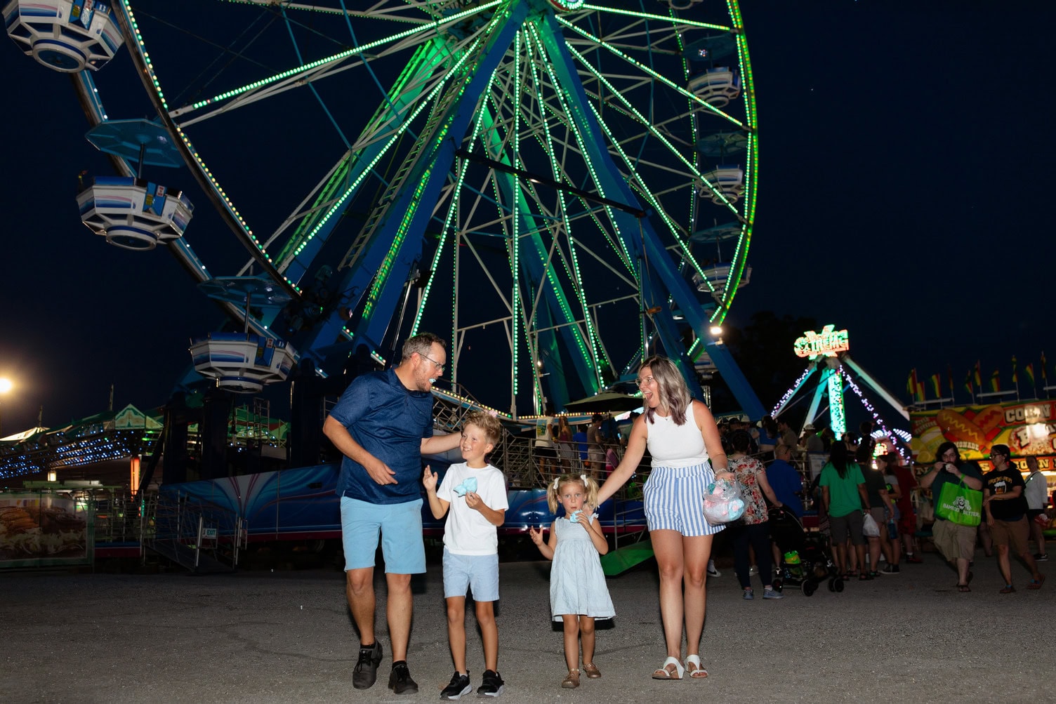 Una famiglia alla fiera Ozark Empire Fair a Springfield, nel Missouri