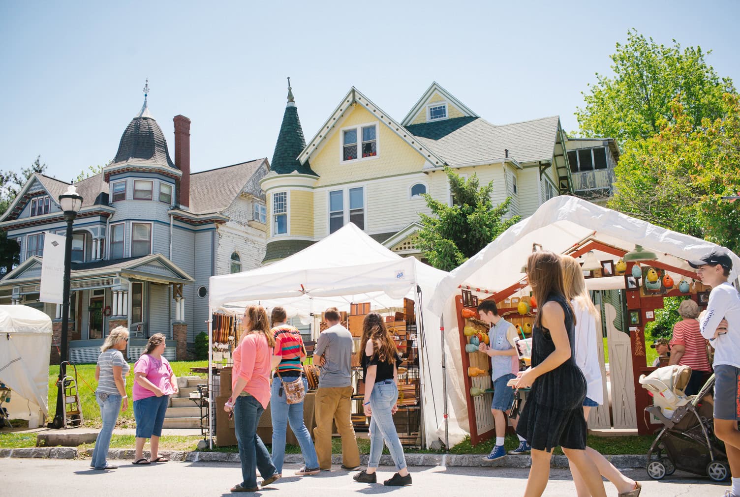 Persone che visitano l'Artfest sulla storica Walnut Street a Springfield, nel Missouri