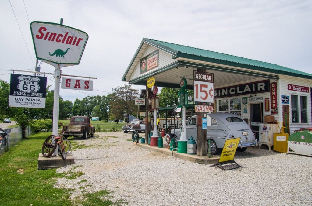 La réplica de la gasolinera antigua de Gay Parita de Gary en la Route 66, cerca de Springfield, Missouri