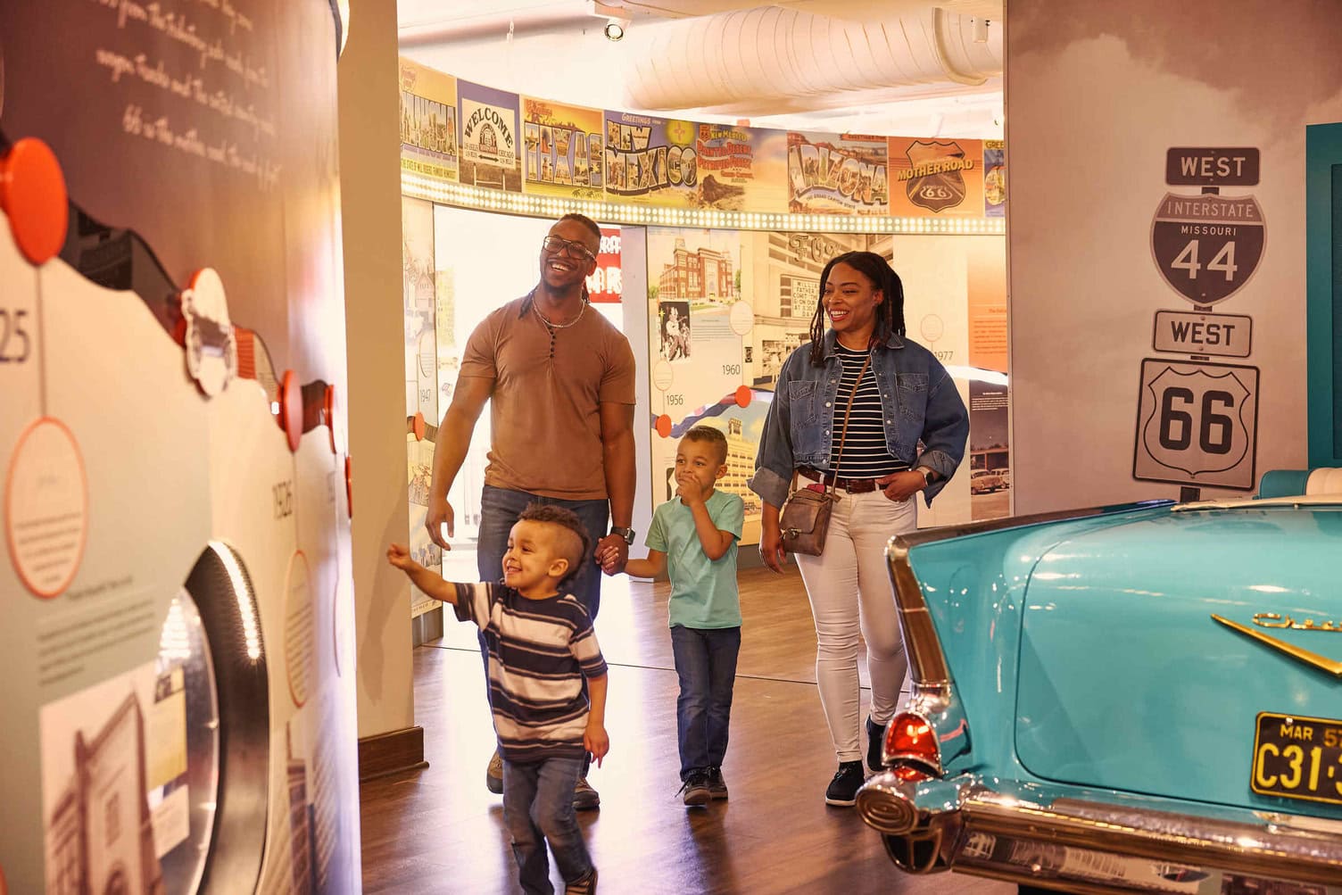 Una famiglia al Museo di Storia di Springfield, nel Missouri, situato nella piazza della città