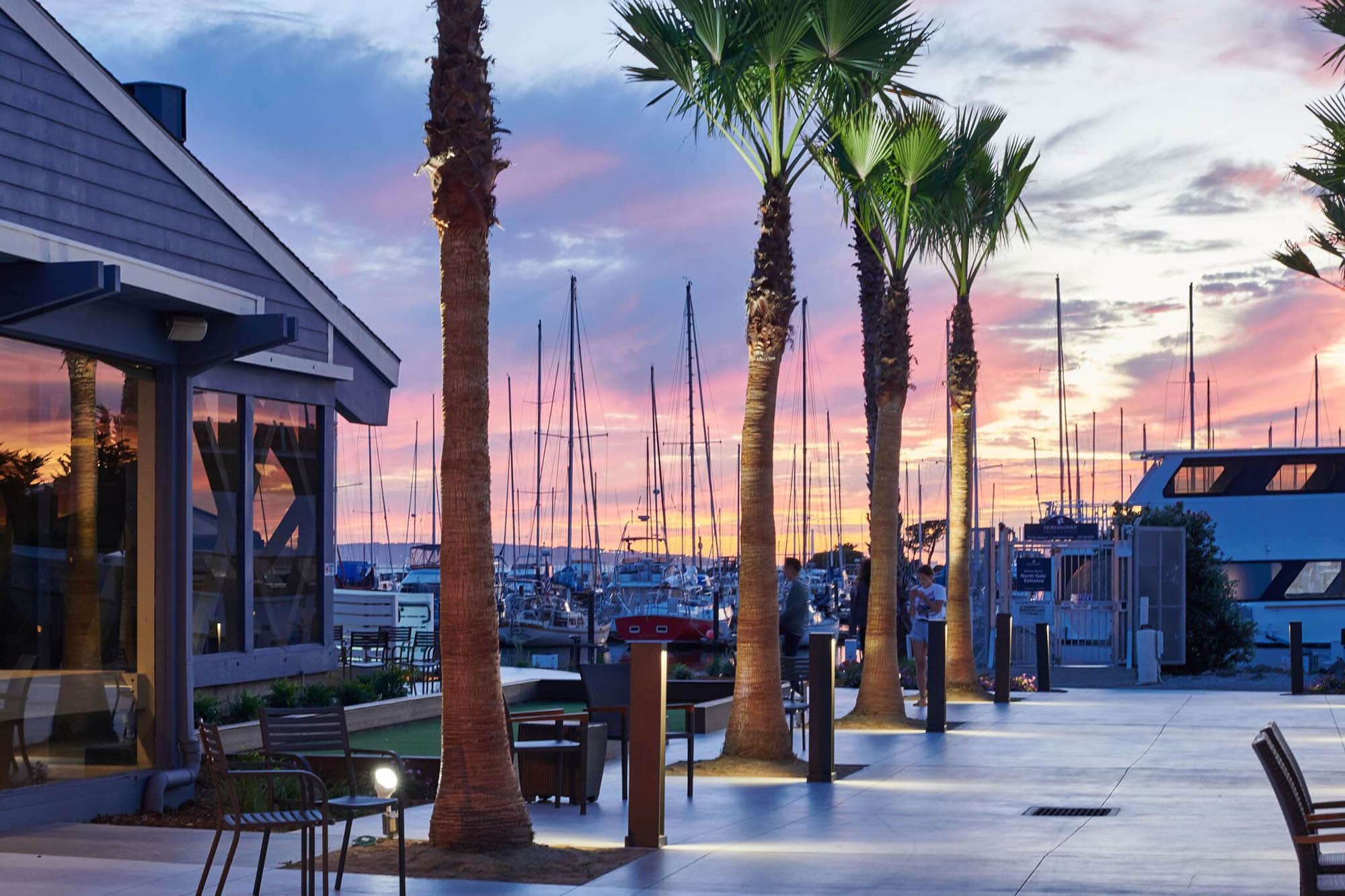 Puesta de sol sobre el DoubleTree Hilton Berkeley Marina en Berkeley, California