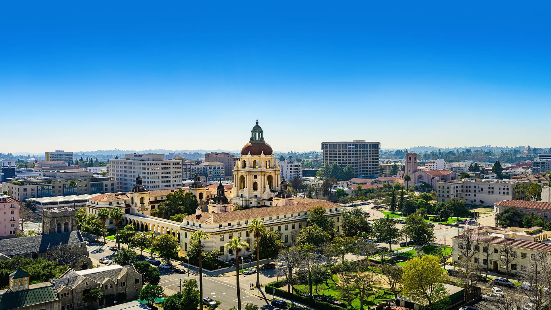 Pasadena, 캘리포니아주 에 있는 Pasadena 시청과 주변 건물들의 화창하고 맑은 항공 사진.