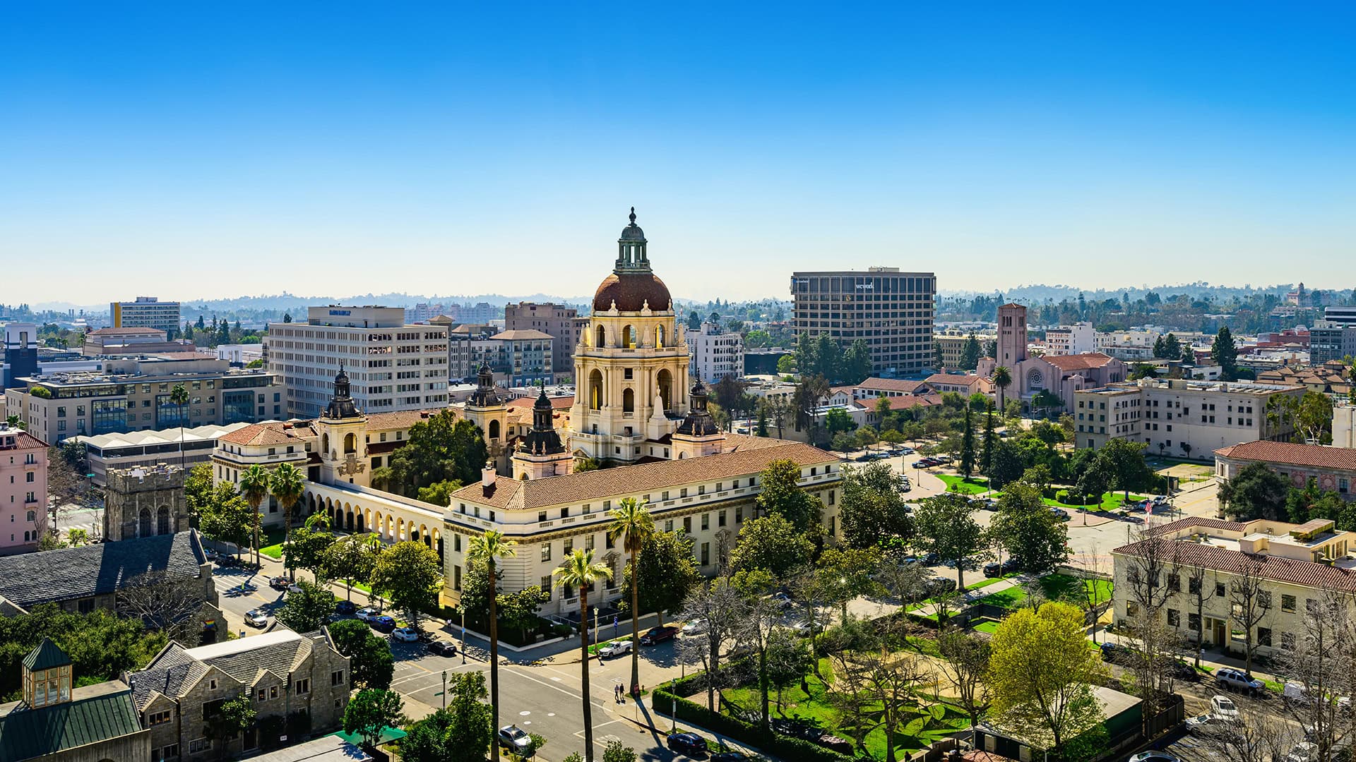 Une vue aérienne ensoleillée et dégagée de Pasadena L'hôtel de ville et les édifices avoisinants Pasadena , Californie Crédit : Jamie Pham pour Visiter Pasadena