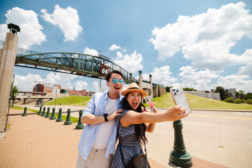 Una pareja posando para una foto en la plaza Cyrus Avery Centennial Plaza en Tulsa, Oklahoma