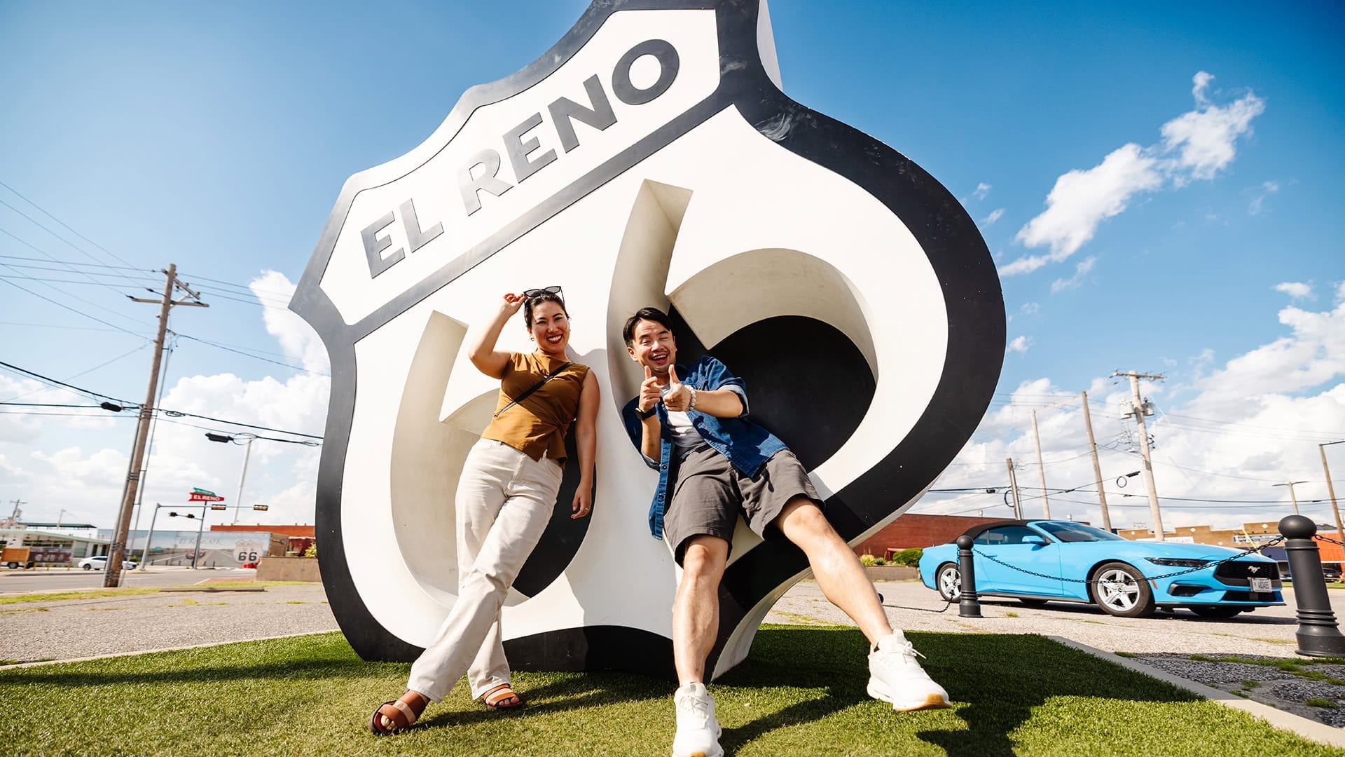Posando ao lado do Monumento “El Reno Mother Road” em Nevada