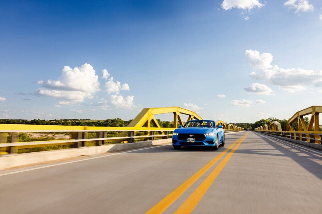 Coche cruzando el puente Pony Bridge en El Reno, Oklahoma