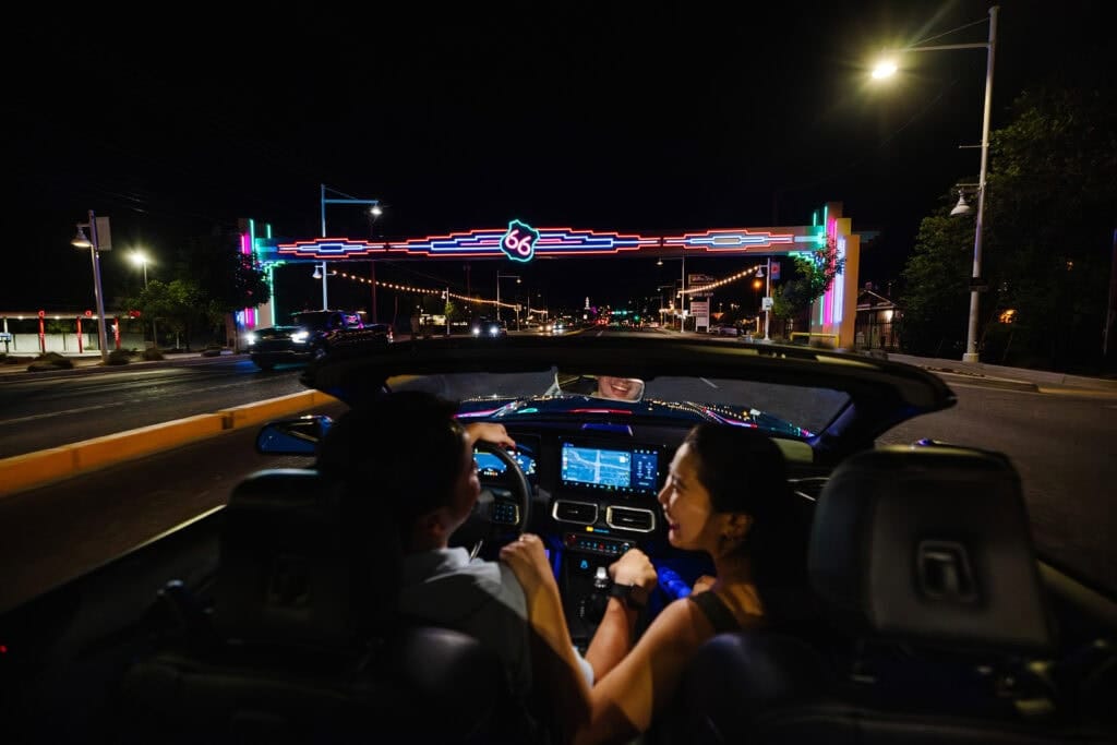 Conduciendo por el distrito Nob Hill en Albuquerque, Nuevo México