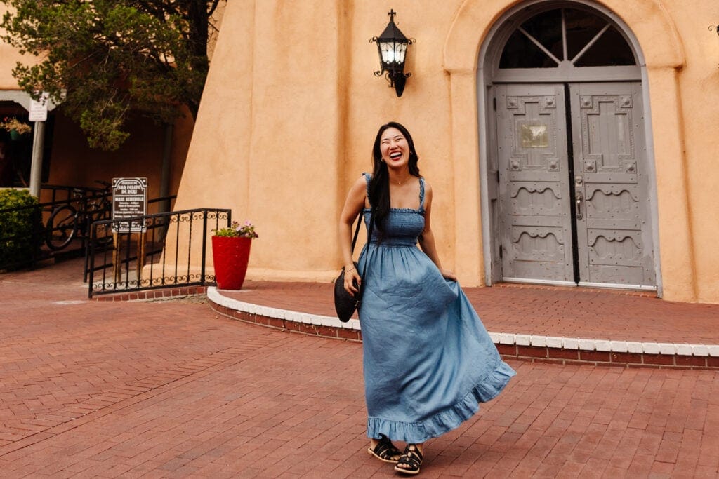 Una mujer explora el casco antiguo (Old Town) de Albuquerque, Nuevo México.