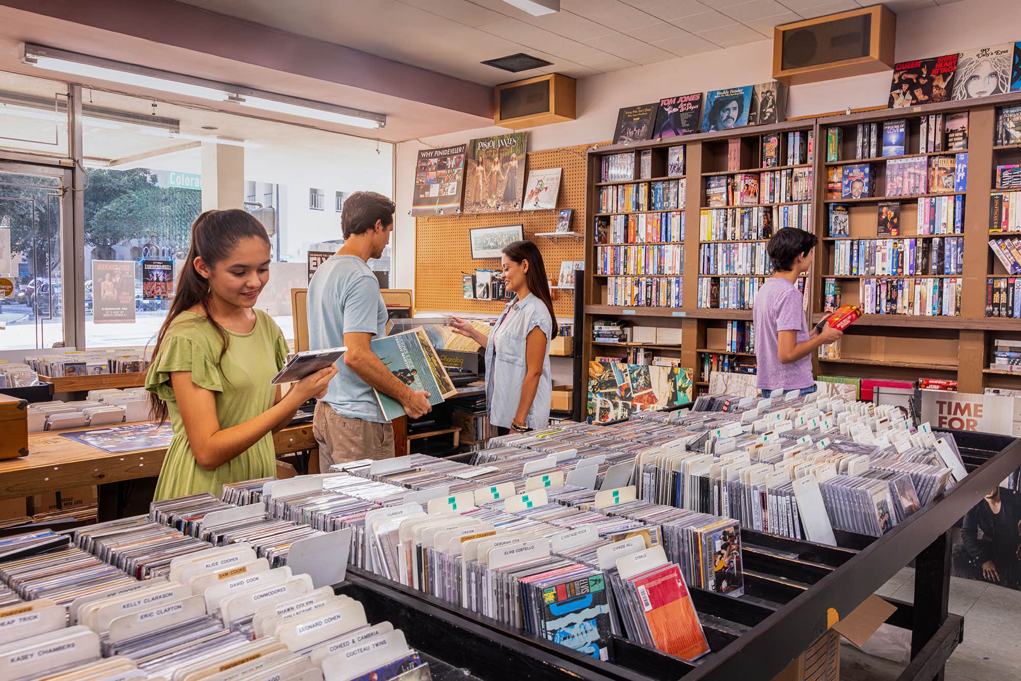 Una famiglia sta dando un'occhiata ai vari supporti musicali disponibili presso il negozio Canterbury Records a Pasadena, in California
