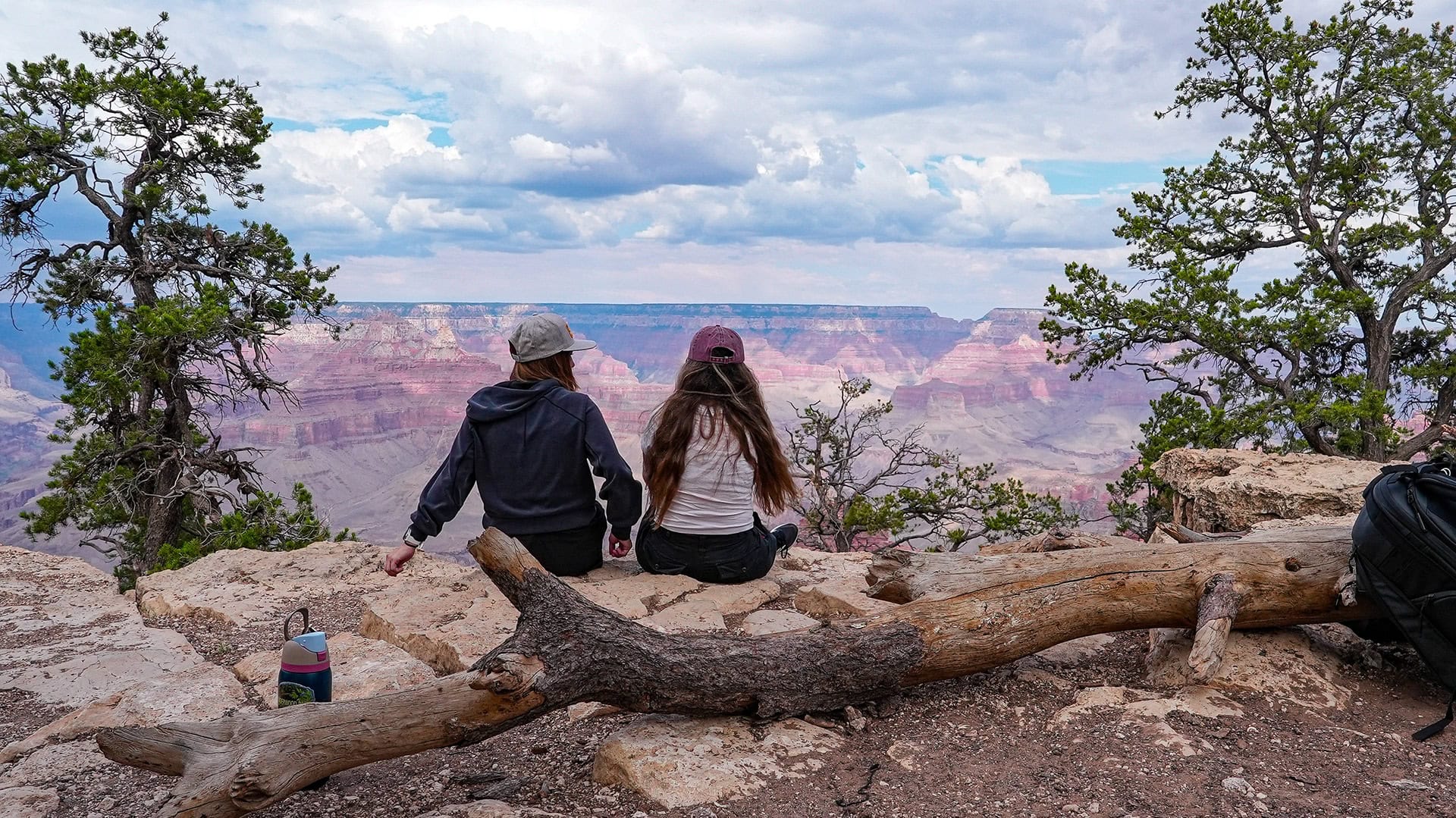 Excursionistas contemplando el « Gran Cañón » en Arizona; Crédito: Dan Shewmaker