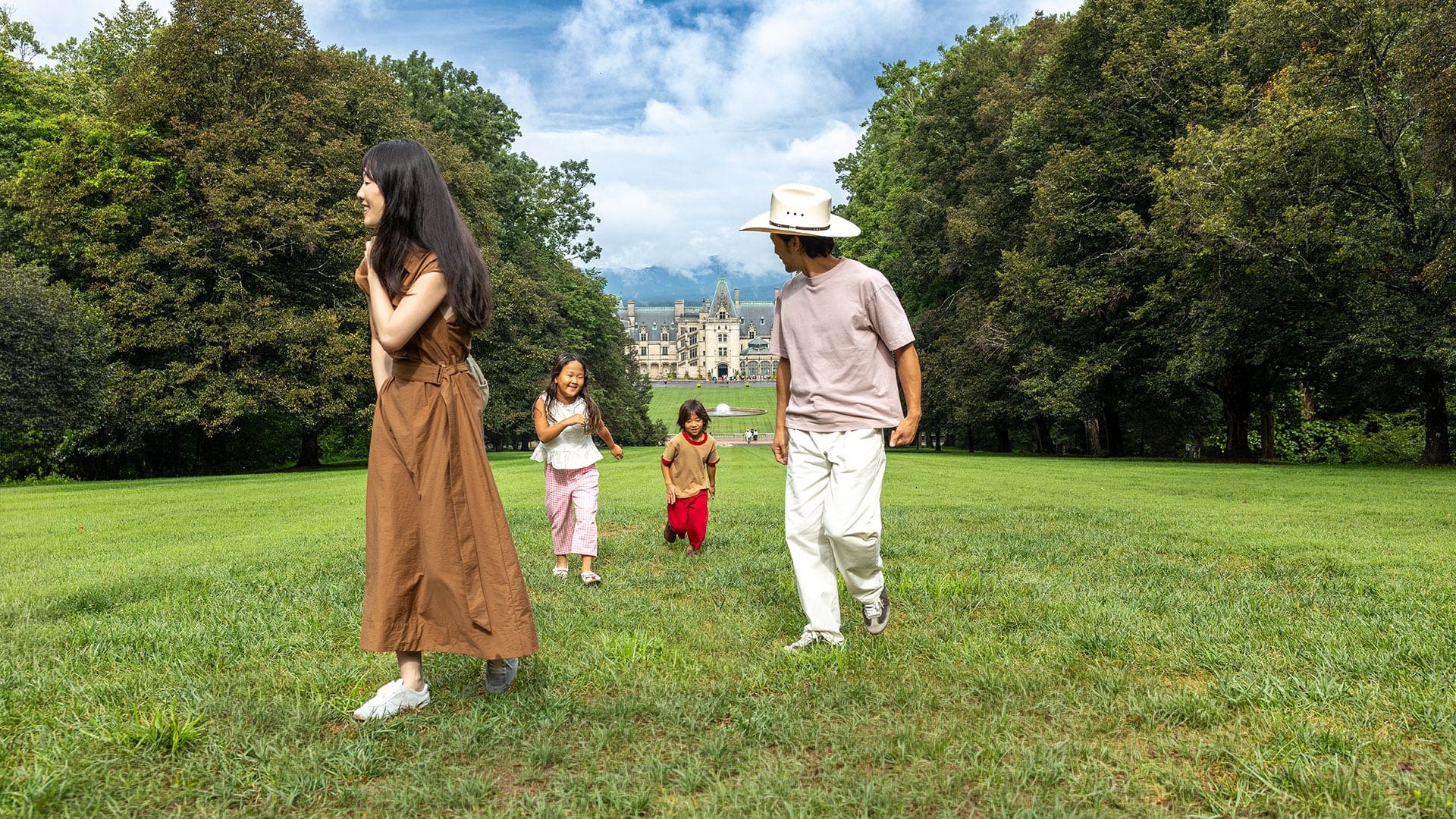 Una familia que recorre los jardines de The Biltmore, en Asheville, Carolina del Norte