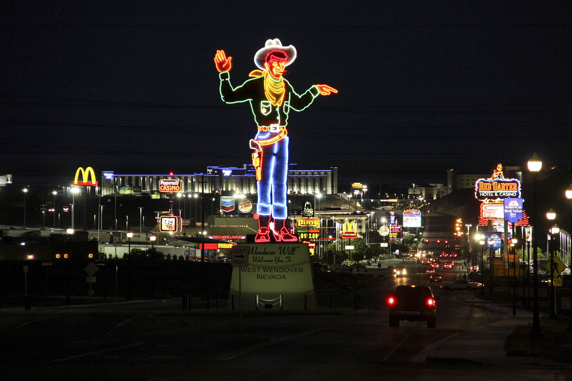 Die Wendover Will-Statue wird nachts beleuchtet. Westen / Der Westen Wendover, Nevada Bildnachweis: Besuch Nevada