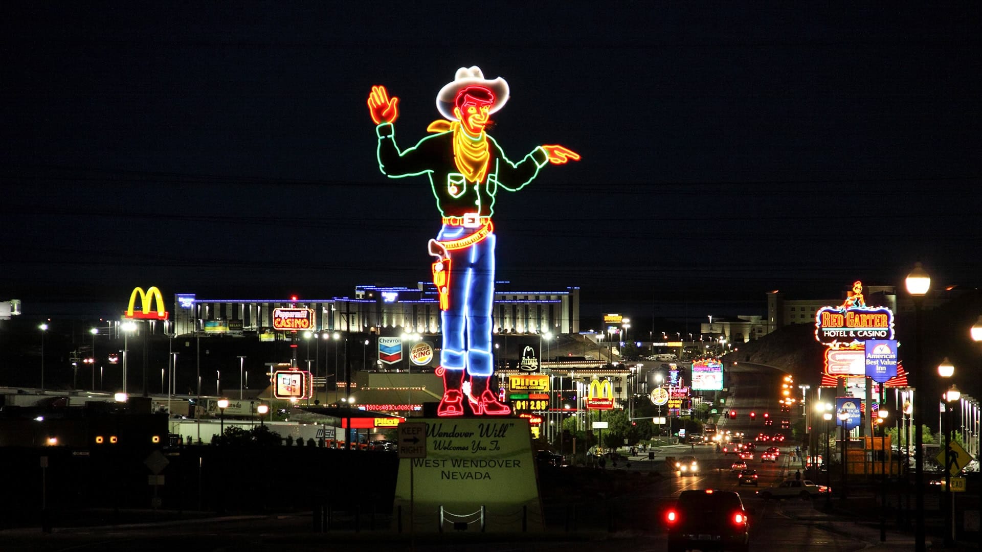 La statua di Wendover Will illuminata di notte a West Wendover, Nevada; Credito: Visit Nevada