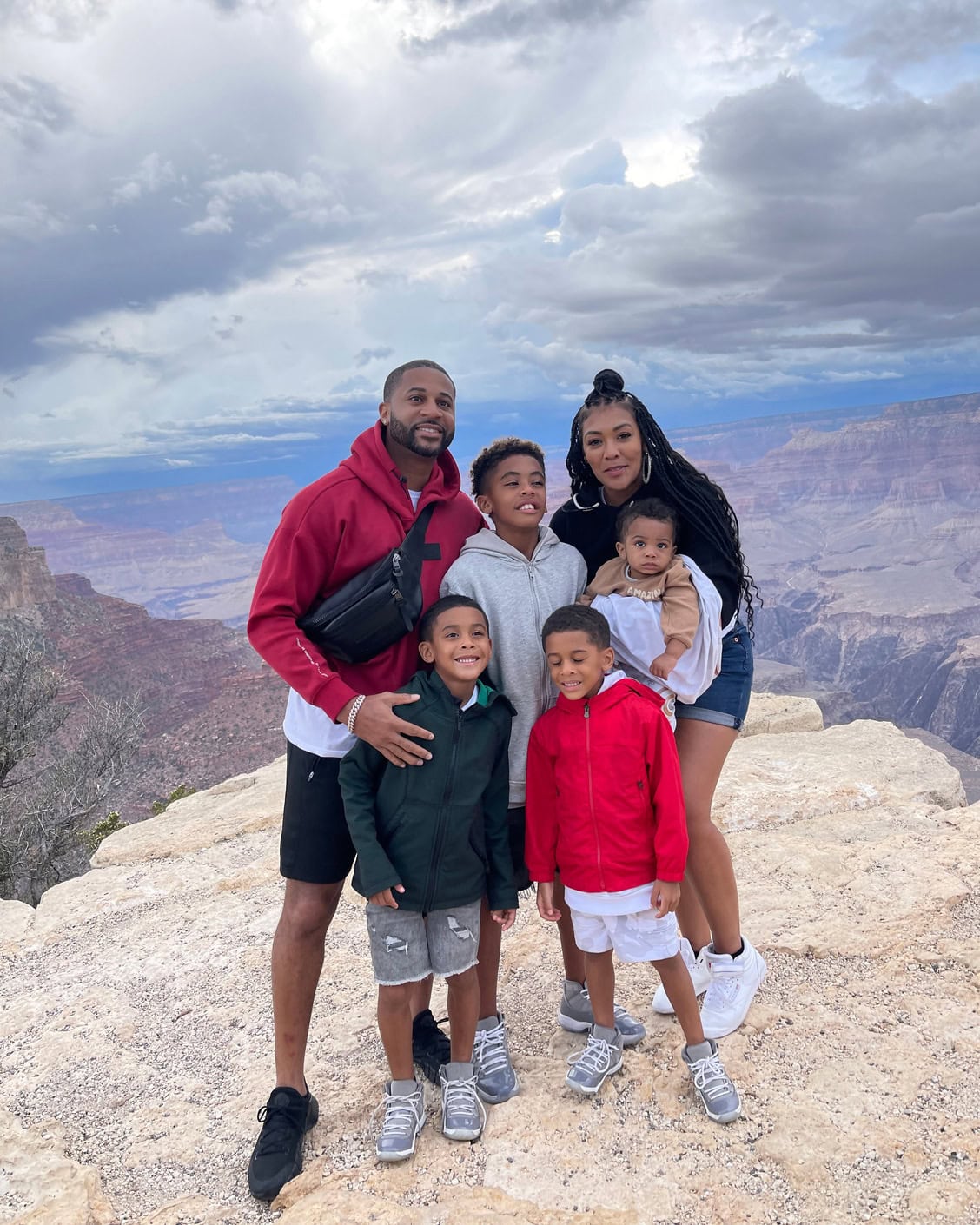 Une famille pose pour une photo au Grand Canyon en Arizona