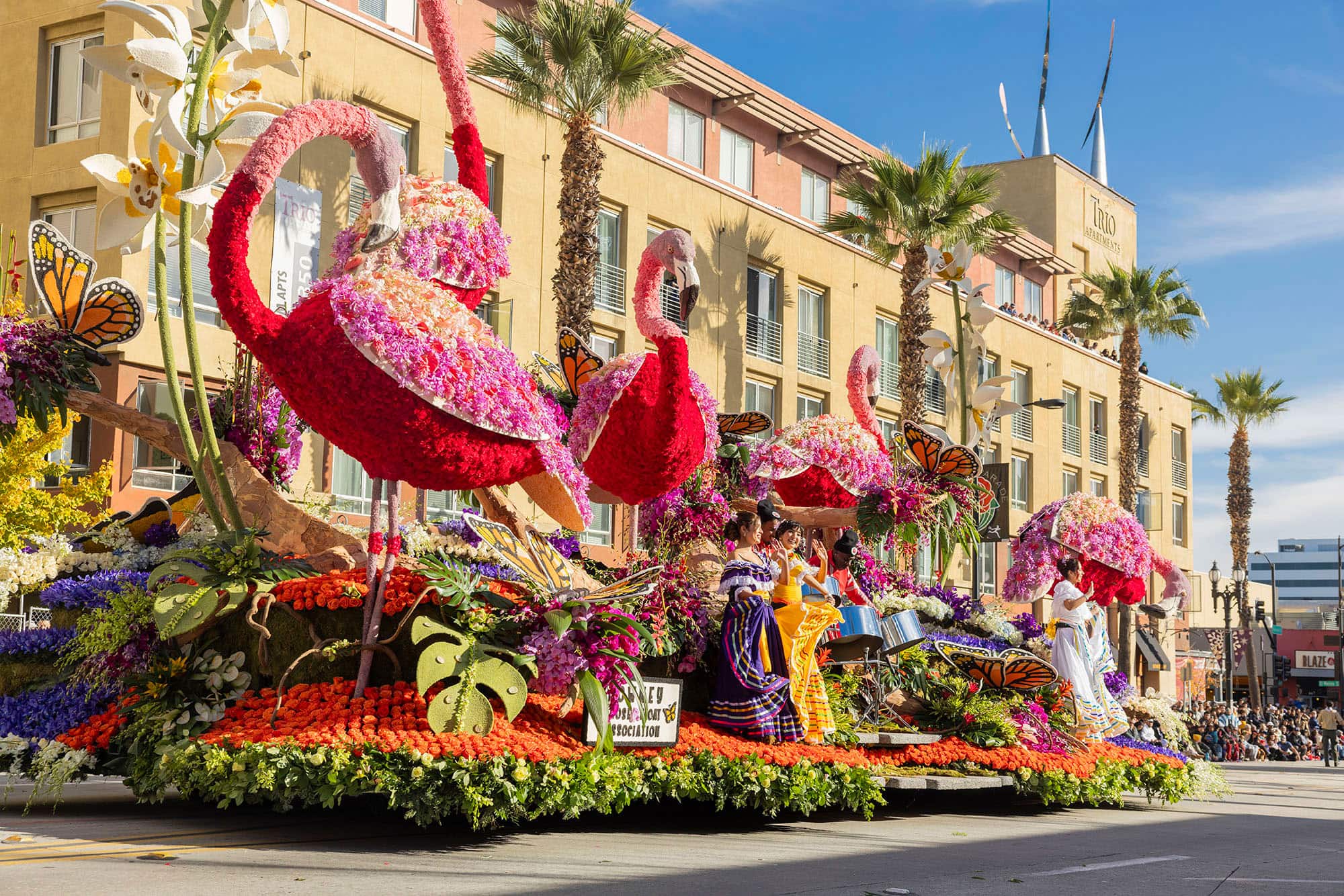 Un carro allegorico ricoperto di fiori veri durante la Rose Parade a Pasadena, in California