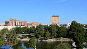 Vista sul fiume e sullo skyline del centro di San Angelo, in Texas