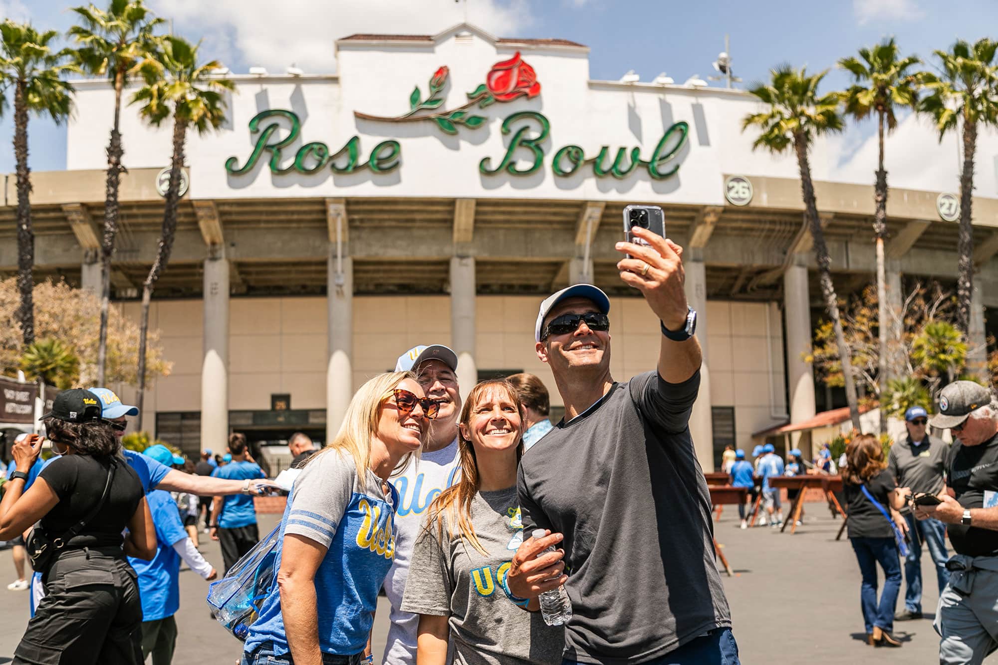 Un gruppo si scatta un selfie davanti all'iconico Rose Bowl Stadium di Pasadena, in California