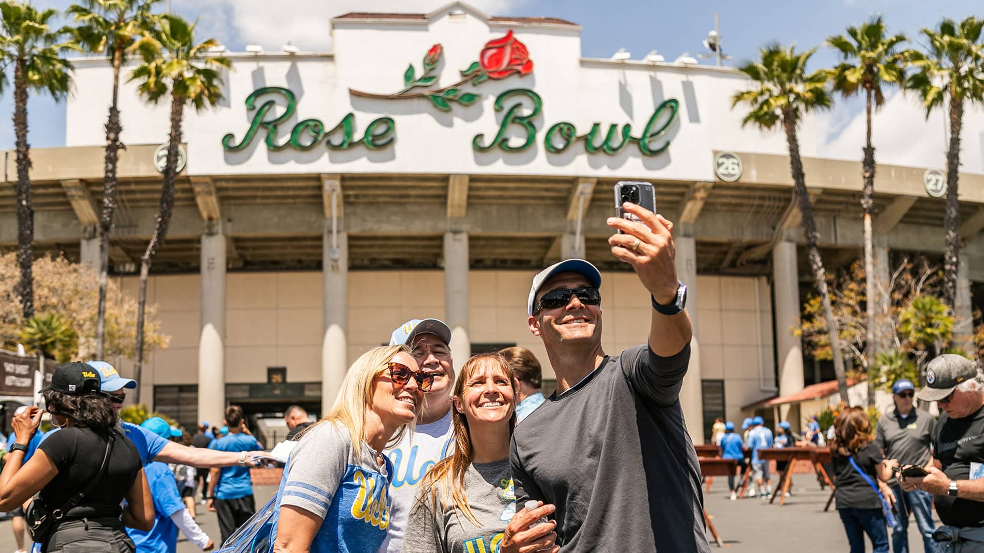 Un groupe prend un égoportrait devant l'emblématique stade Rose Bowl. Pasadena , Californie Crédit : Stade du Rose Bowl