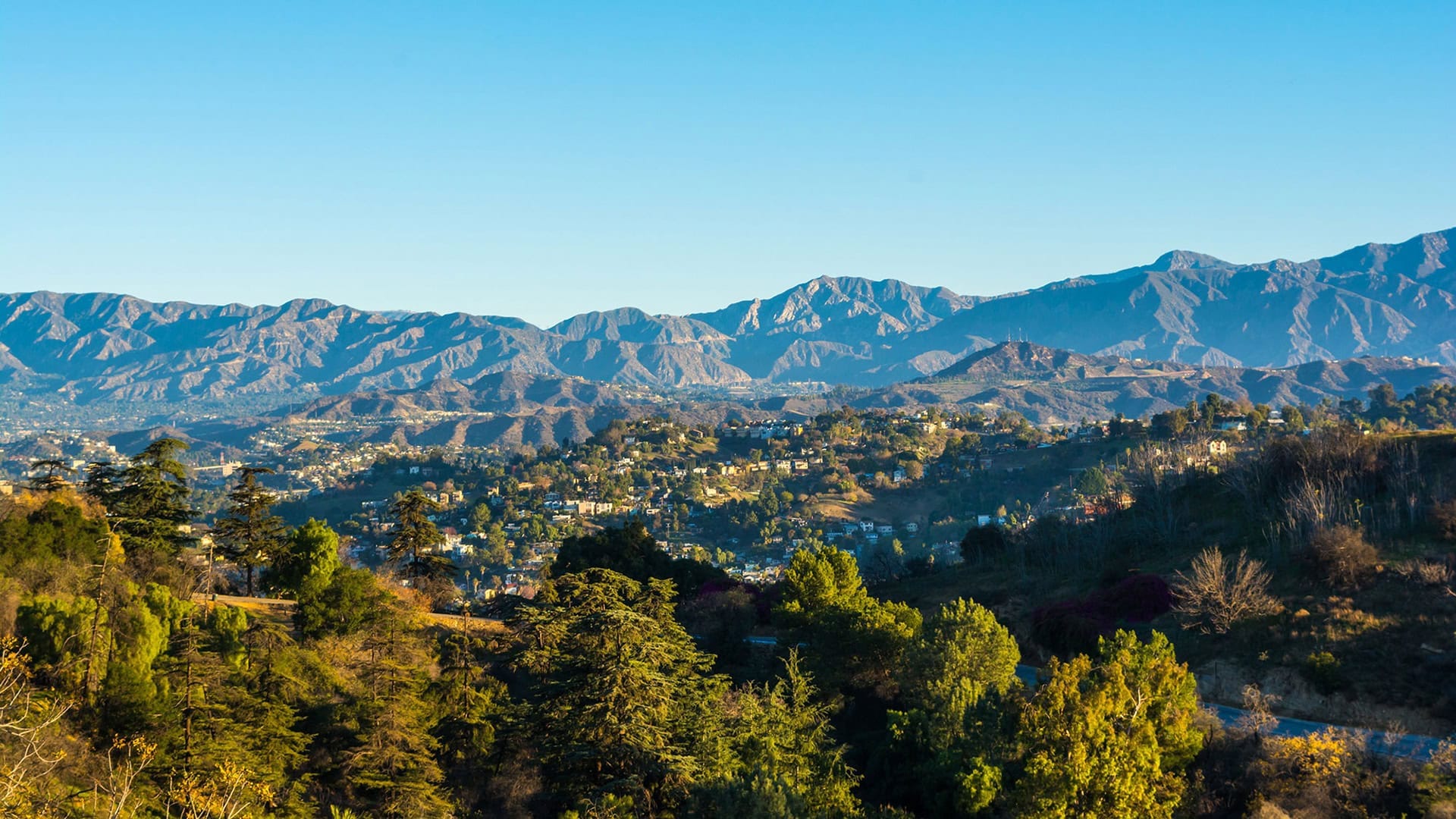 Vue panoramique des montagnes de San Gabriel dans le sud Californie Crédit : Elysian Park sur Shutterstock