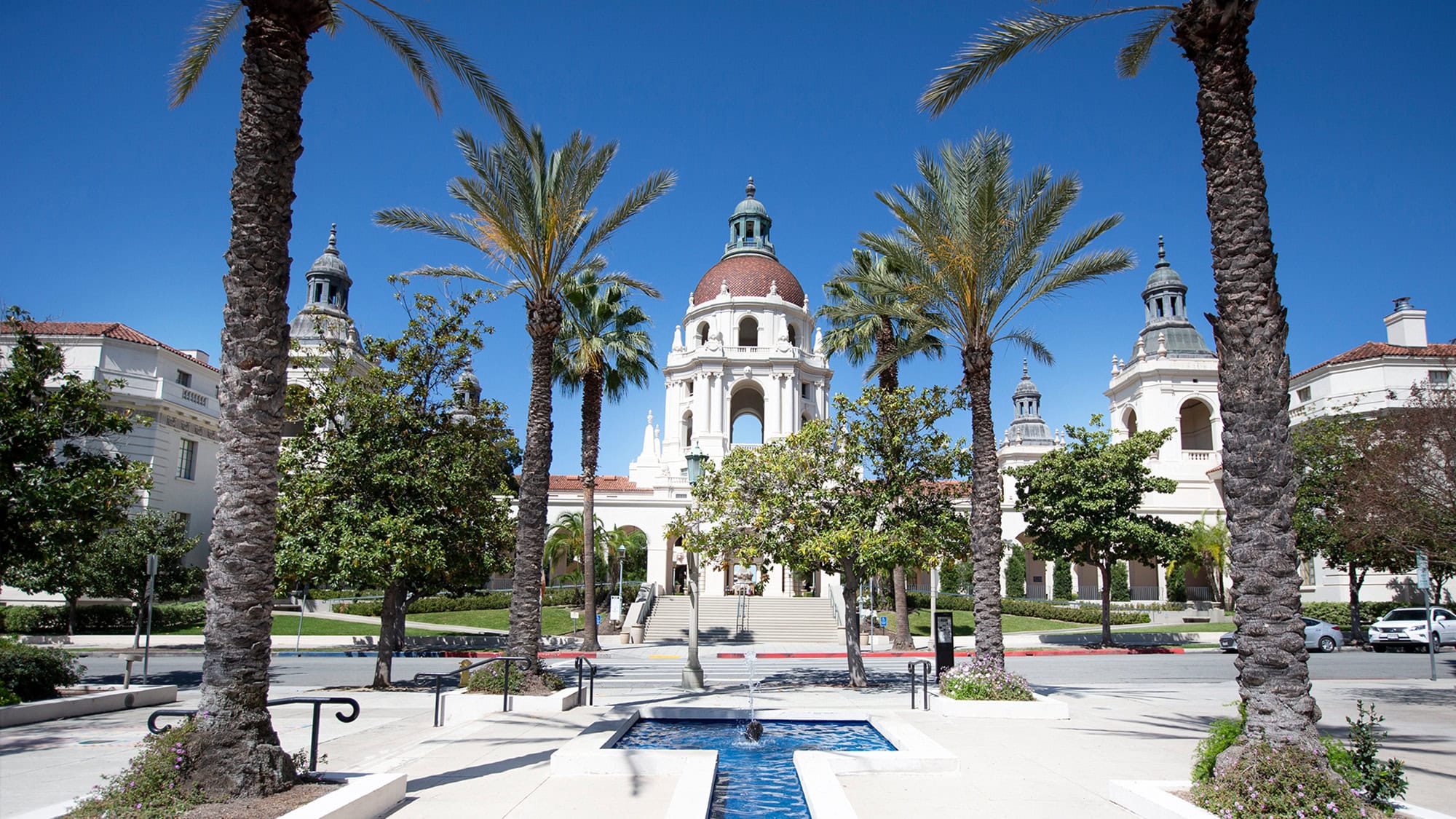 Una veduta della facciata del municipio di Pasadena, a Pasadena, in California