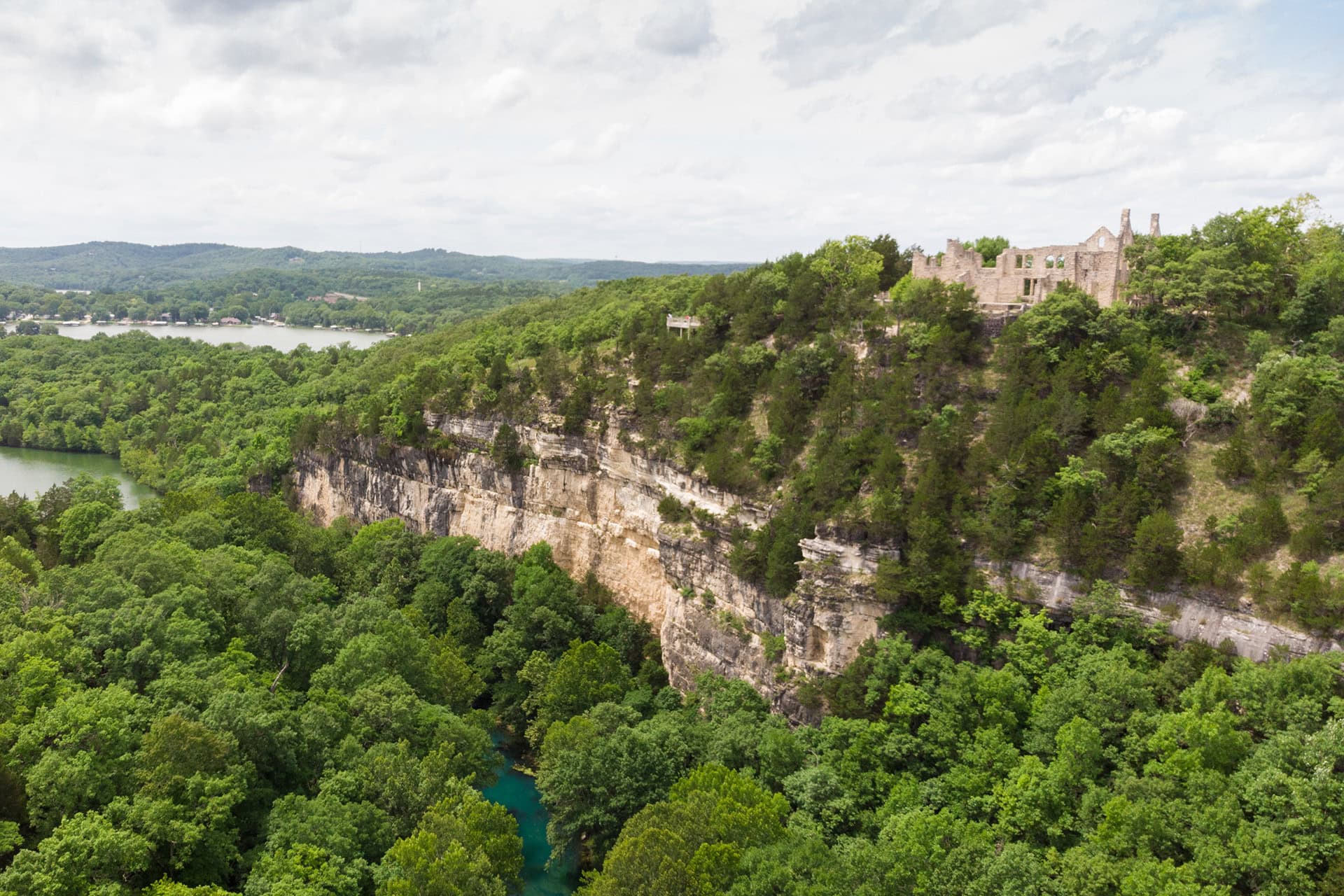 Vue sur le lac et les ruines du château Ha Ha Tonka State Park dans les monts Ozark, Missouri