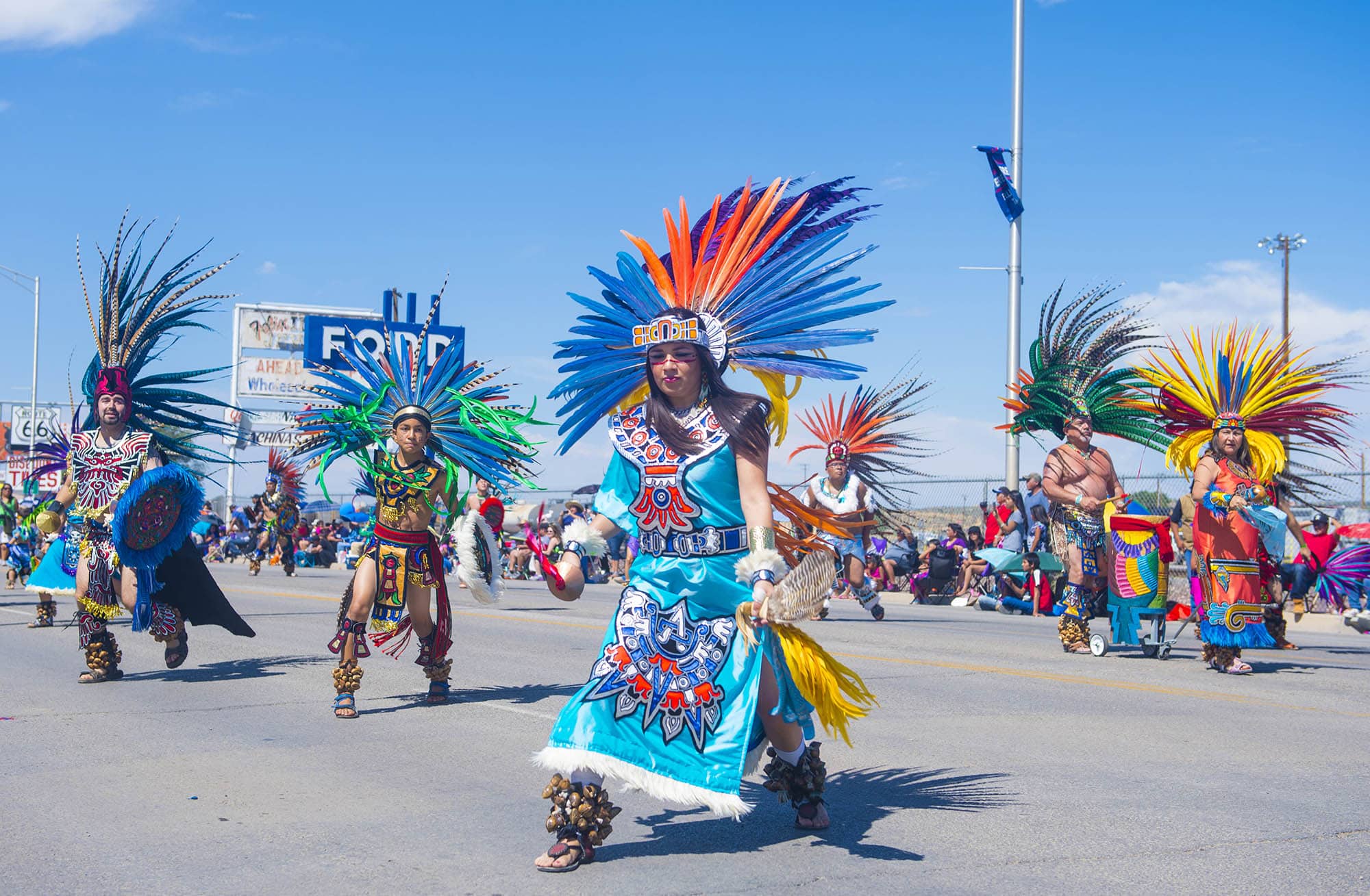 Bailarines tribales durante el «Gallup Inter-Tribal Indian Ceremonial» en Gallup, Nuevo México