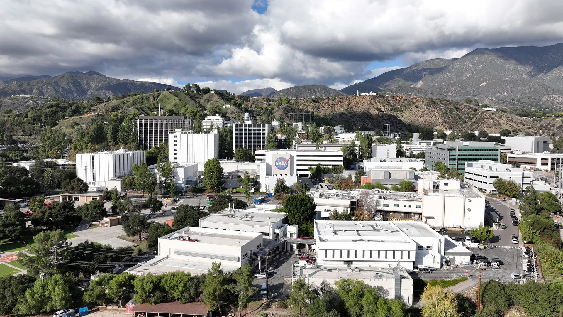 Vista aerea del Jet Propulsion Laboratory della NASA, situato ai piedi dei monti San Gabriel a Pasadena, in California