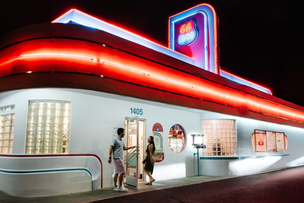 Pareja entrando al restaurante Route 66 Diner en Albuquerque, Nuevo México