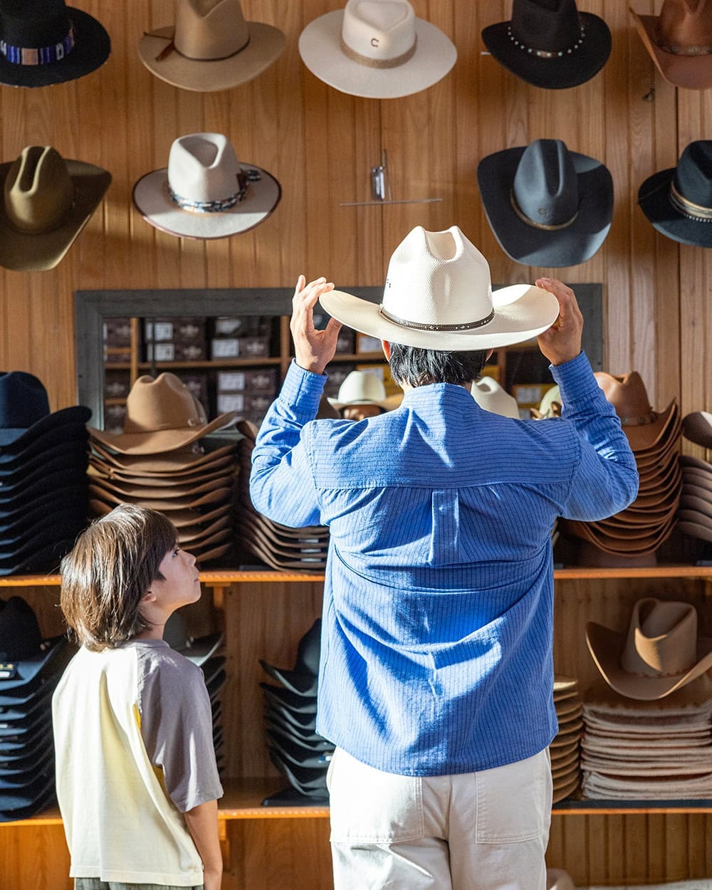 Probándose gorras en Nashville, Tennessee