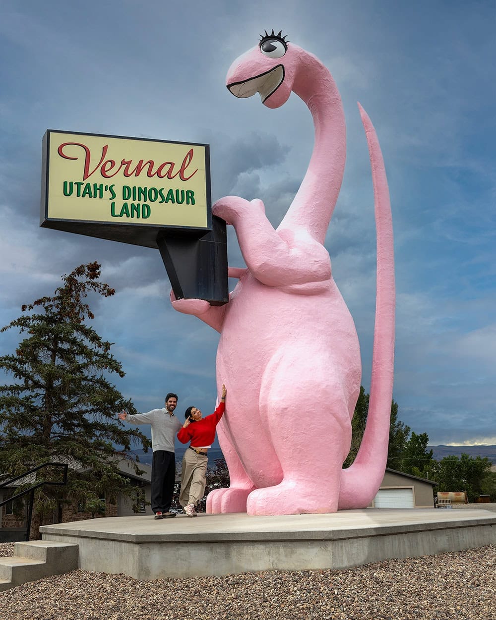 Posando junto a una estatua gigante de un dinosaurio en Vernal, Utah
