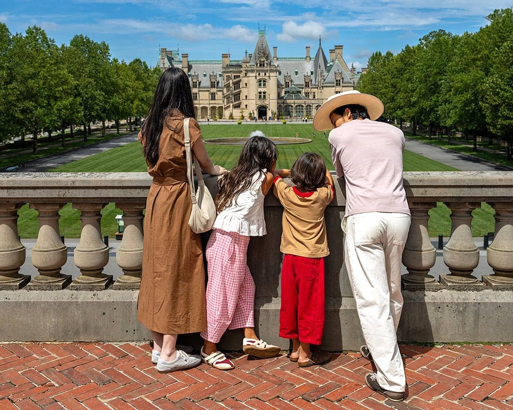 Una familia que recorre los jardines de The Biltmore, en Asheville, Carolina del Norte